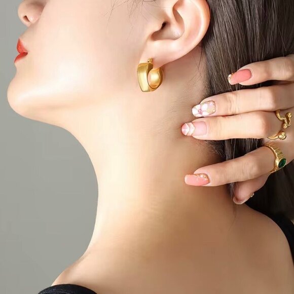 NWT  Heart Hoop Earrings 14K Gold Plated Elegant Minimalist Classic - Picture 7 of 10